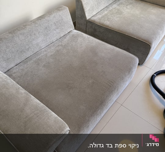 שני ספות אפורות על רצפה לבנה